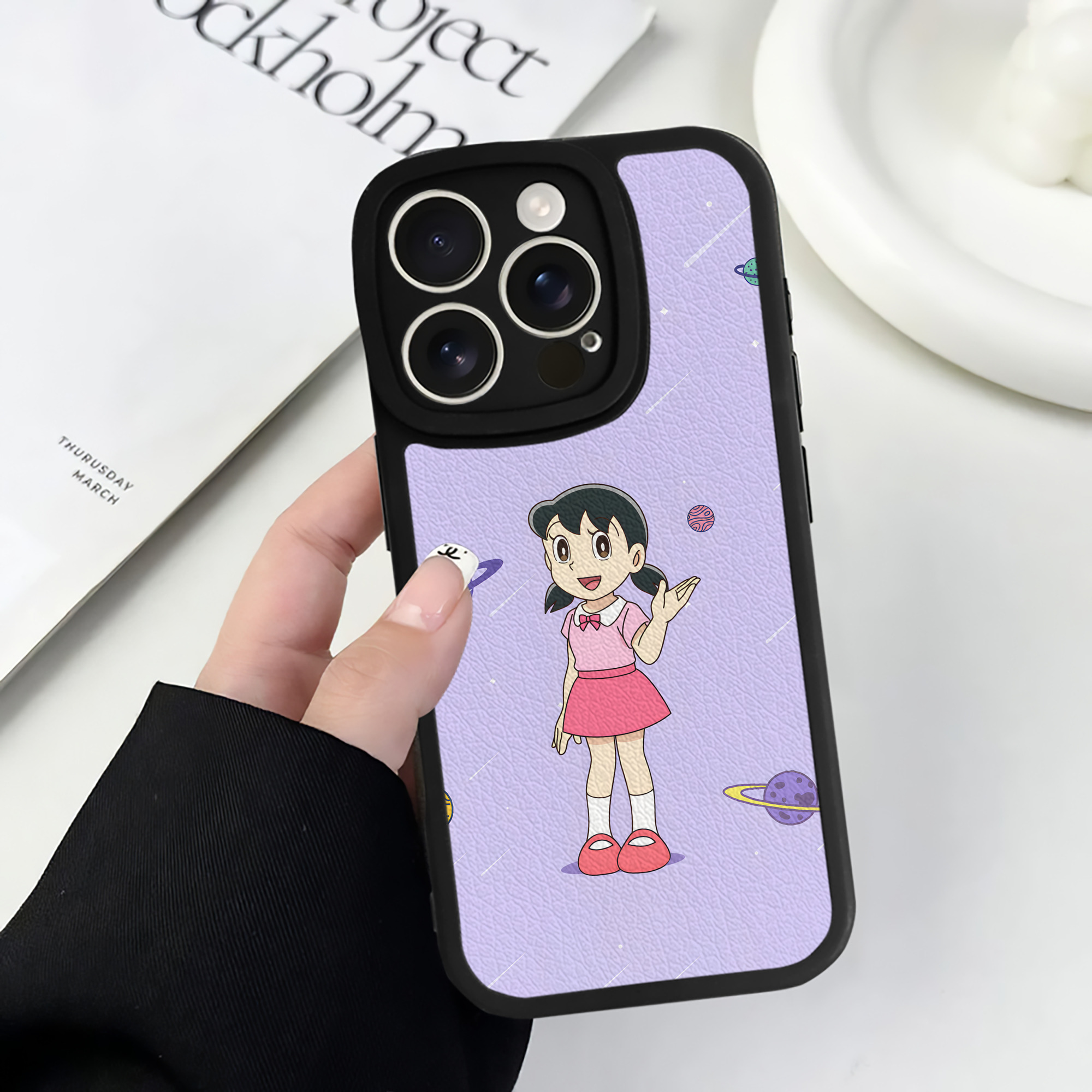 （画像用） ドラえもん Doraemon 【iPhone 16シリーズ対応】シリコンスマホケース（レザー調） 材質：シリコン